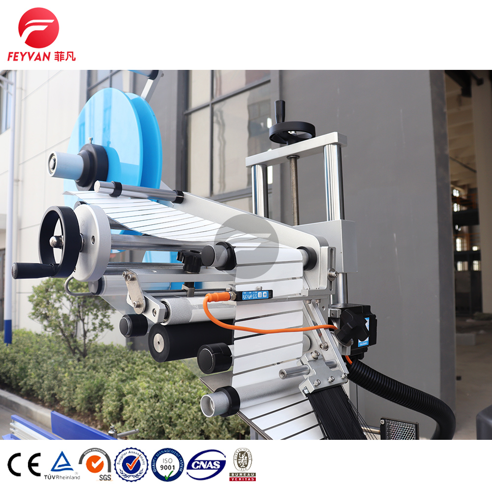 Flat bottle labeling machine1