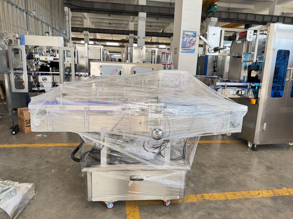 automatic-round-bottle-labeling-machine-3000bph.jpg