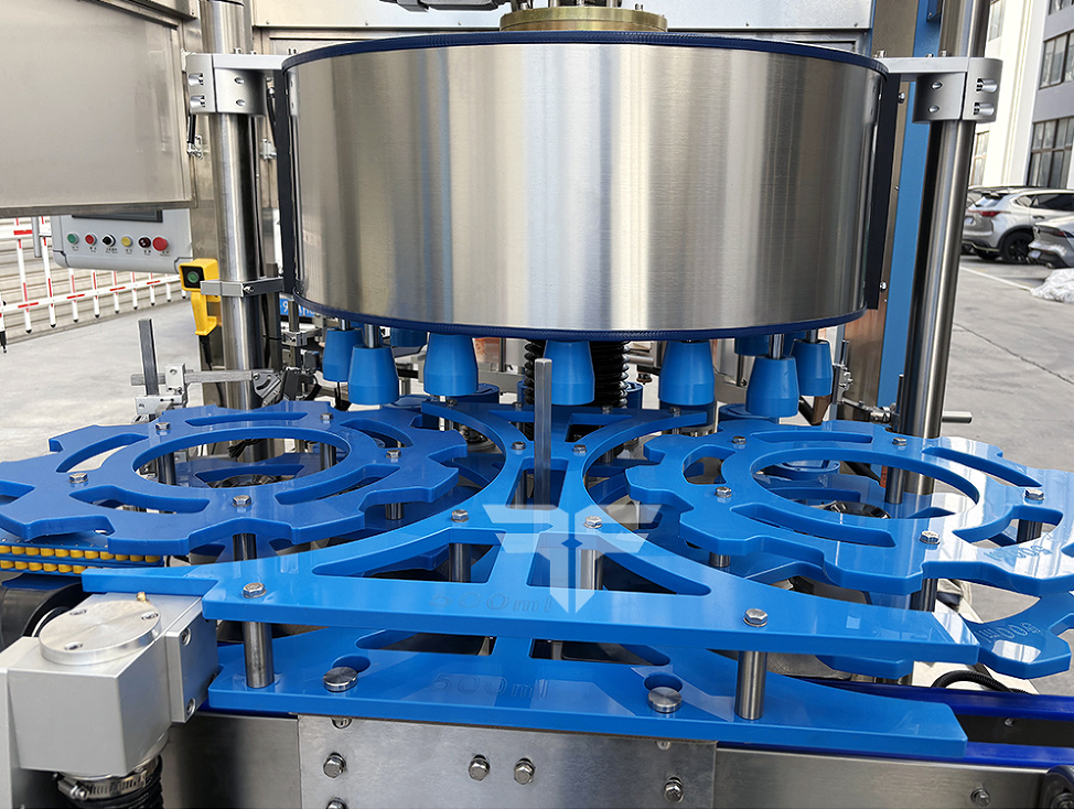 rotary labeling machine with screwless star-wheel infeed for round bottles.png